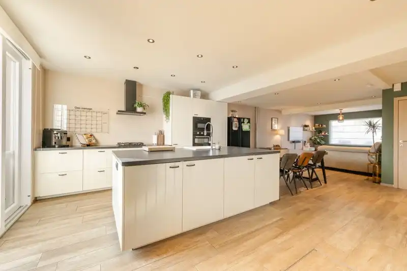 PERFECTE STARTERSWONING! Tot in de puntjes gerenoveerde woning nabij hartje Harelbeke! 🏡 foto 6