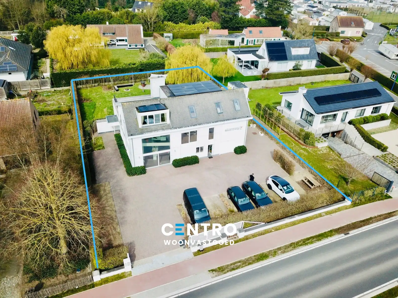 Modern en instapklaar WOON-WERKPAND met professionele ruimten, lichtrijk & ruim APPARTEMENT met zonneterras en aangelegde tuin. foto {{pictureIndex}}