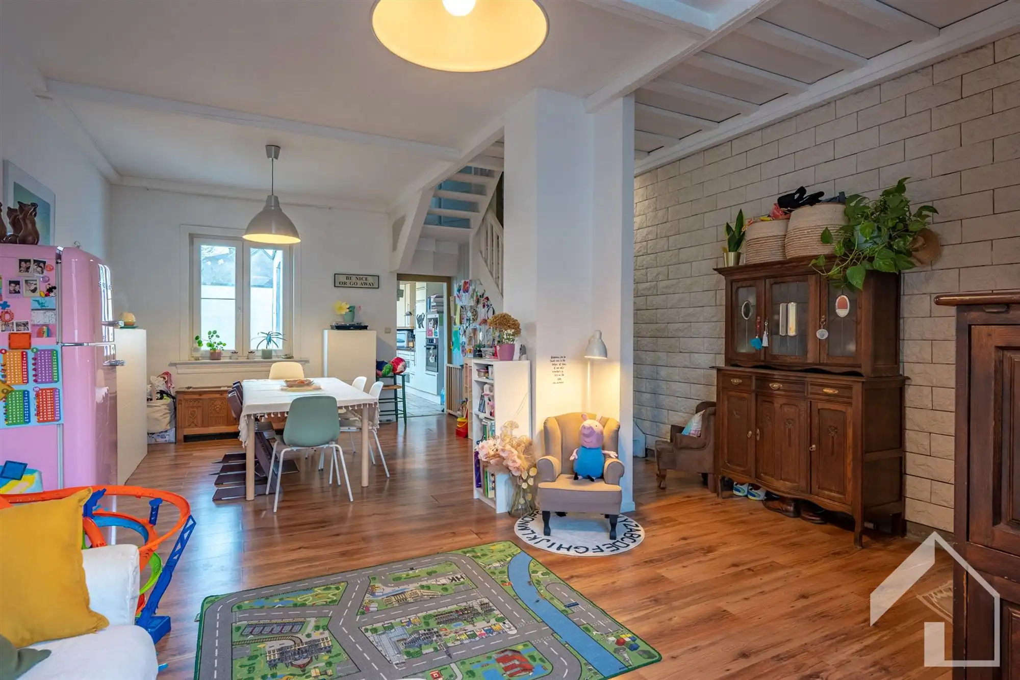 Ruime woning met 4 slaapkamers in rustige straat foto 2