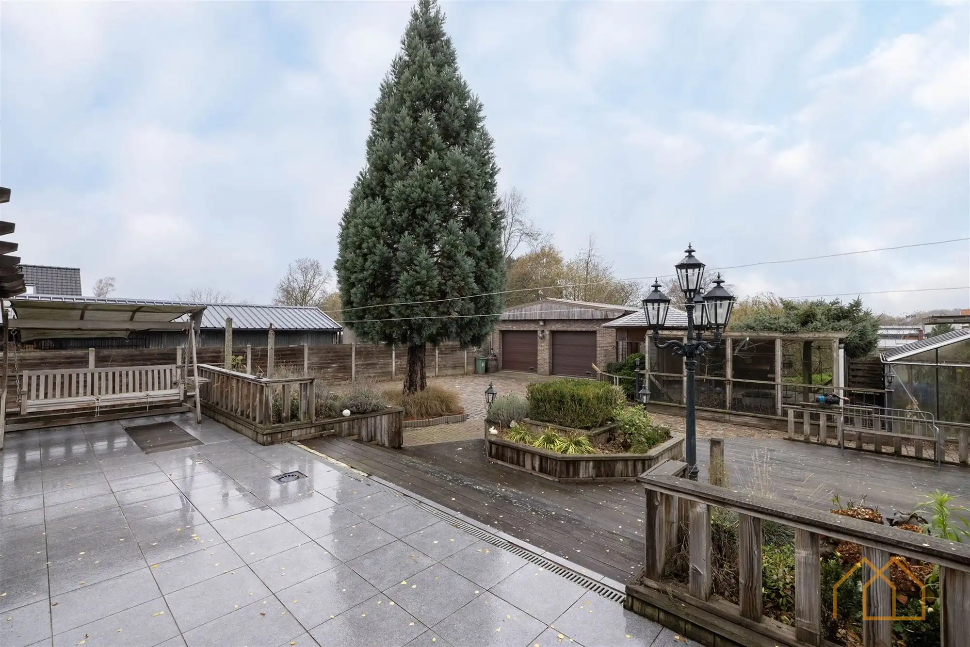 Ruime woning op 12a met veel kelder en garage foto 2