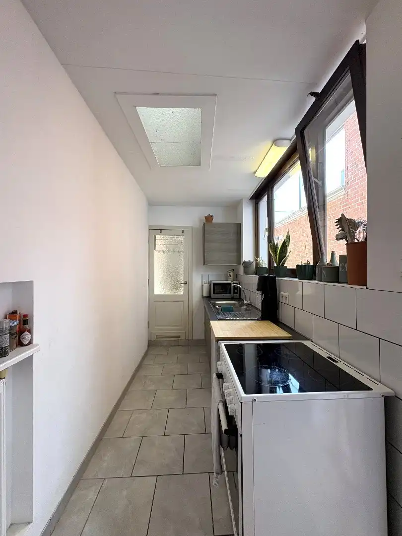 Instapklare woning met 2 slaapkamers en ruime binnenplaats in Menen foto 6