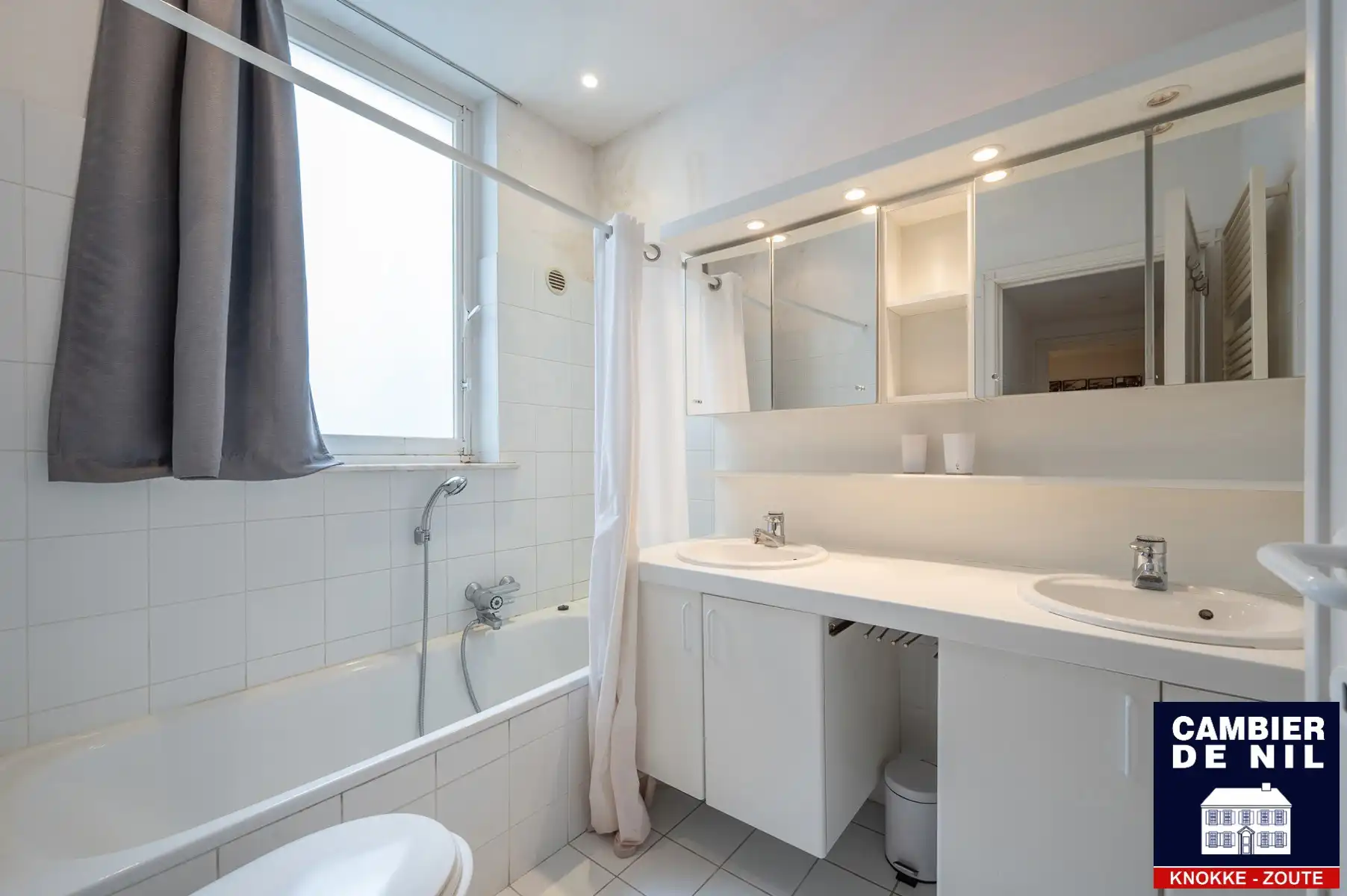 Mooi ongemeubeld appartement met frontaal zeezicht  foto 13