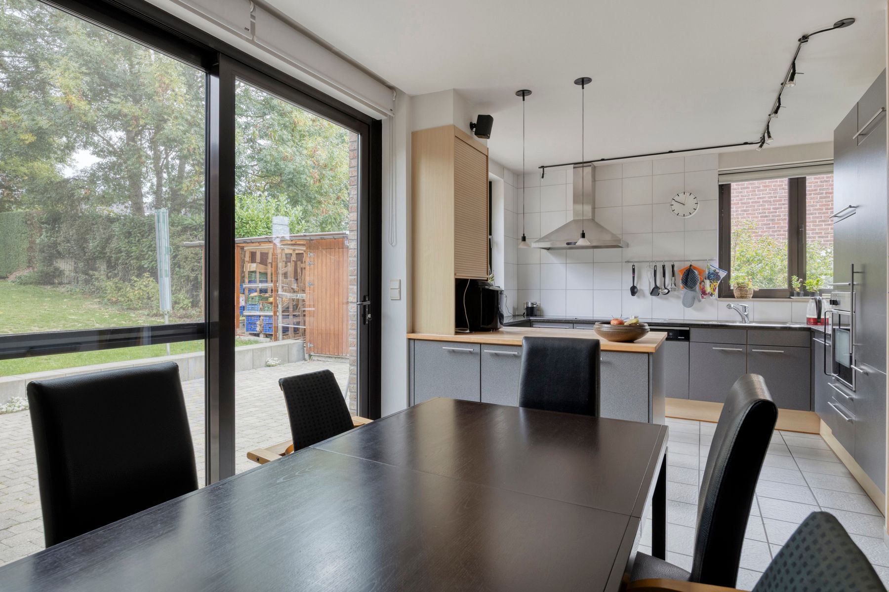 Karaktervolle en instapklare woning in het hart van Dilbeek foto 8
