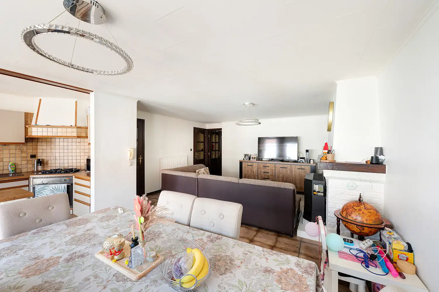 Rustig gelegen bel-etage woning met heel grote garage, oprit en zonnige koer in het centrum van Heist foto 5