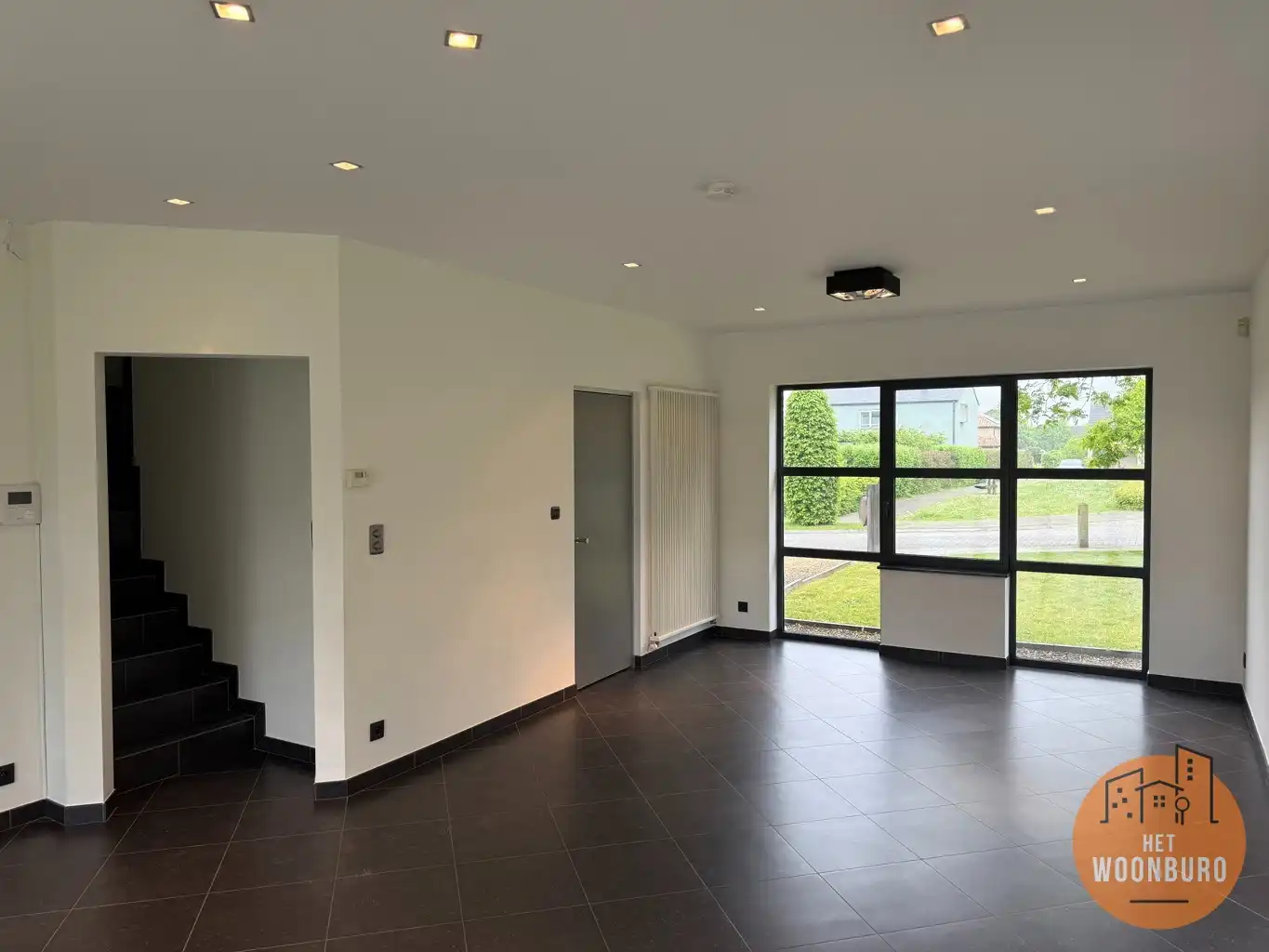 Woning halfopen bebouwing met garage, ruime kelder en tuin foto 4