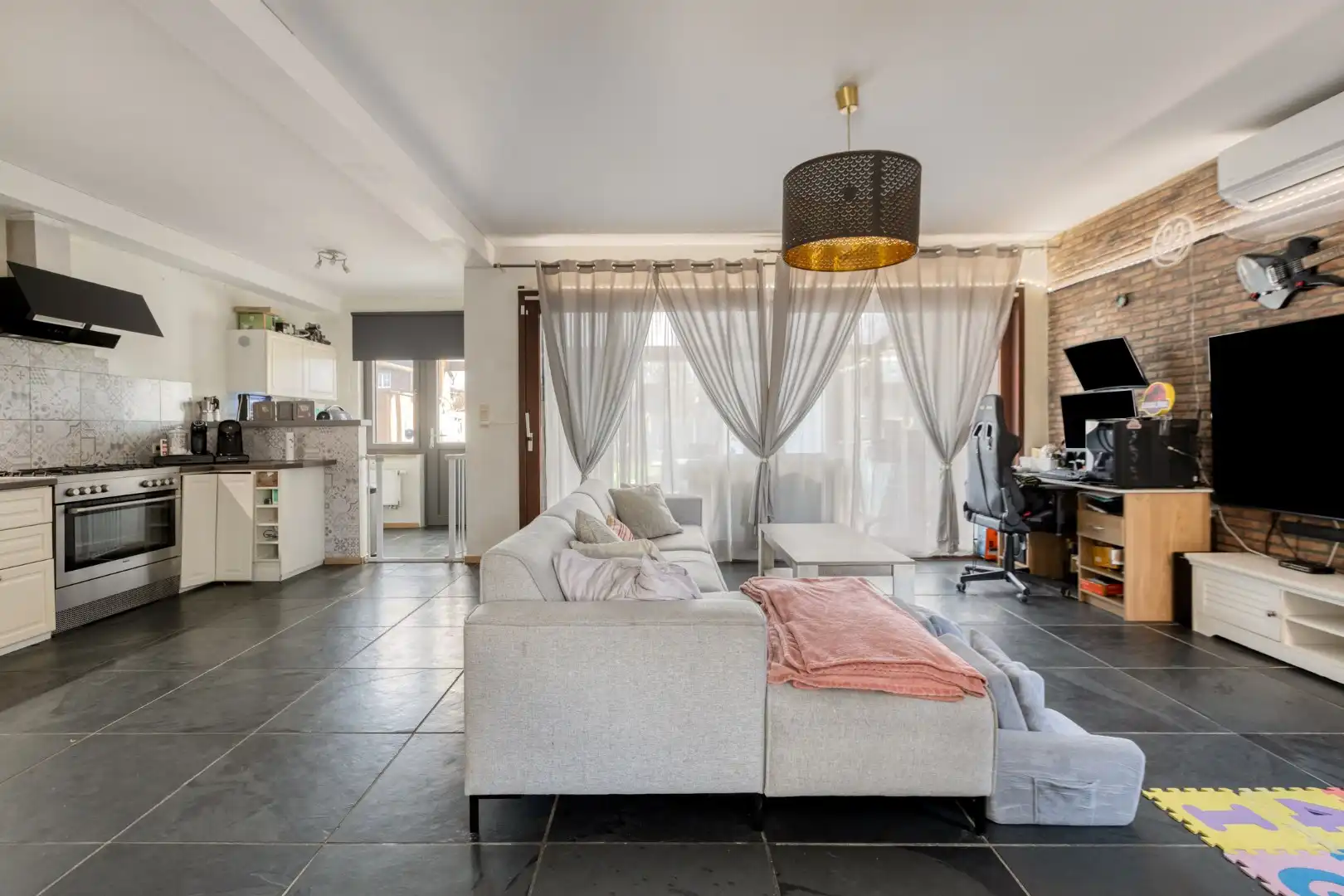 Gerenoveerde woning met 4 slaapkamers gelegen kortbij het centrum foto 8