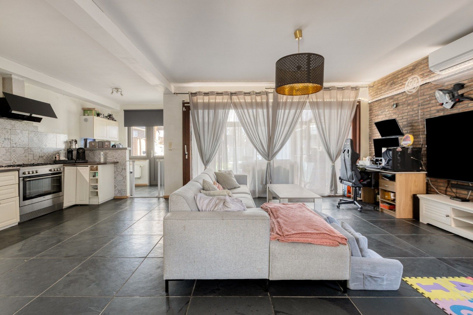 Gerenoveerde woning met 4 slaapkamers gelegen kortbij het centrum foto 8