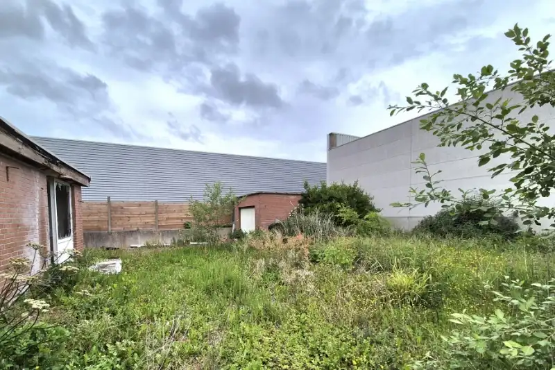Roeselare-Brugsesteenweg. BOUWGROND + VERGUNDE PLANNEN voor  het bouwen van LOODS 486m2 & LOFT.  Unieke ontwikkelingszone op uitstekende ligging.  Perceel / tuin inclusief +/- 1080 m2. foto 4