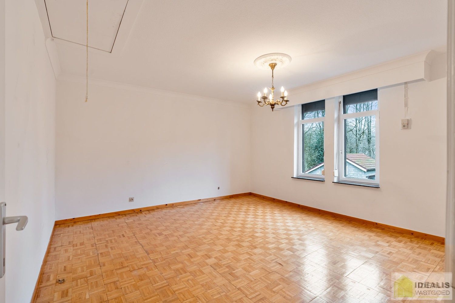 IDEALIS VASTGOED – Ruime te renoveren villa op riant perceel! De villa omvat 198m² netto bewoonbare oppervlakte met een ruime woonkamer en aansluitend uitgeruste keuken, badkamer, 2 grote en 1 kleine slaapkamer, kelder, veranda en 2 garages met sectionale poort van ca. 100m². De villa is gelegen op een prachtig perceel met een oppervlakte van ca. 1,1 hectare (11.000m²)! omgeven door bosgebied! Zeer geschikt voor kandidaten op zoek naar een unieke locatie zeer centraal gelegen, doch volledig omgeven door groen. foto 24