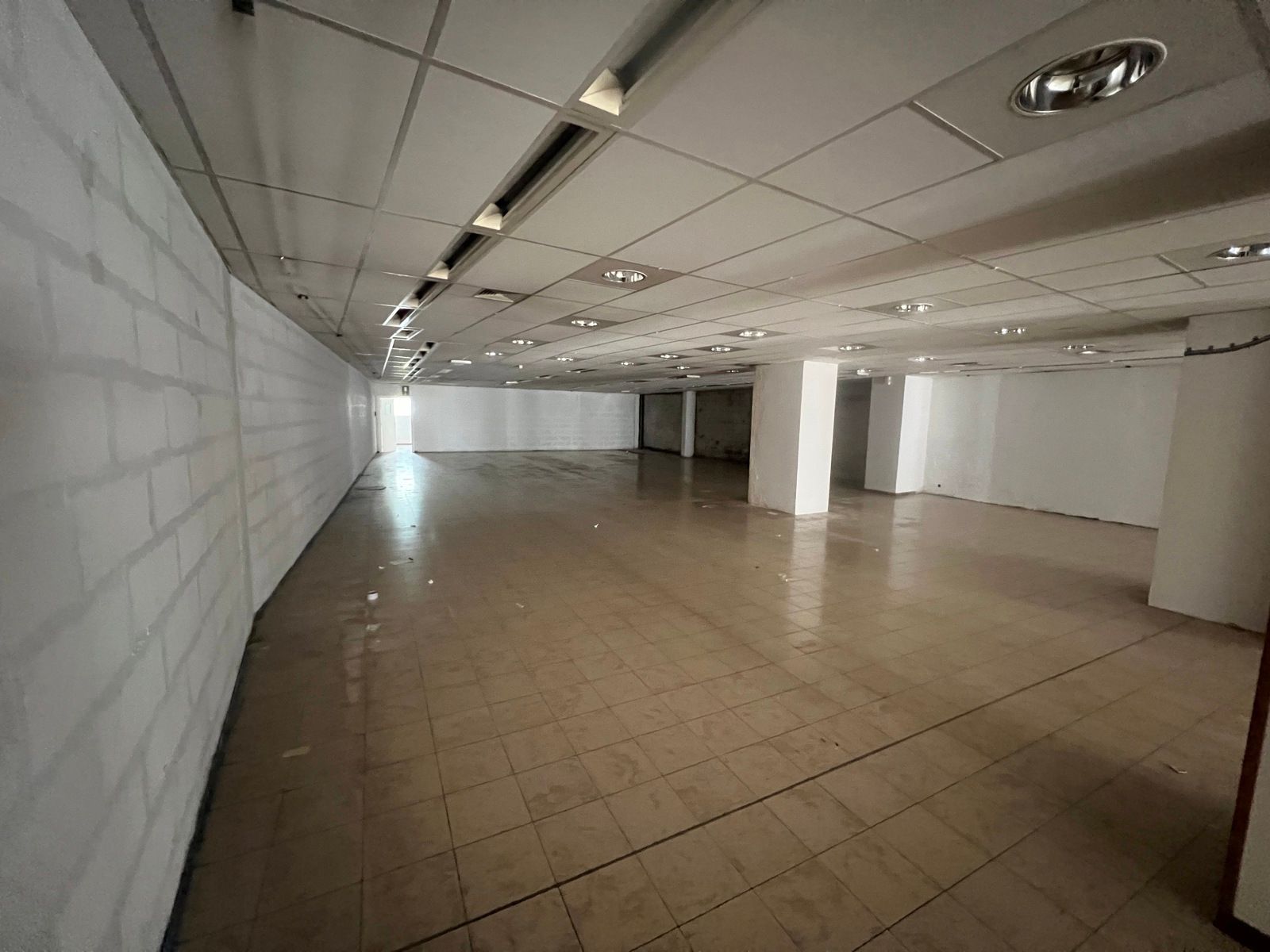 Opbrengsteigendom: Handelsgelijkvloers + 2 appartementen te koop te Bouge. foto 3