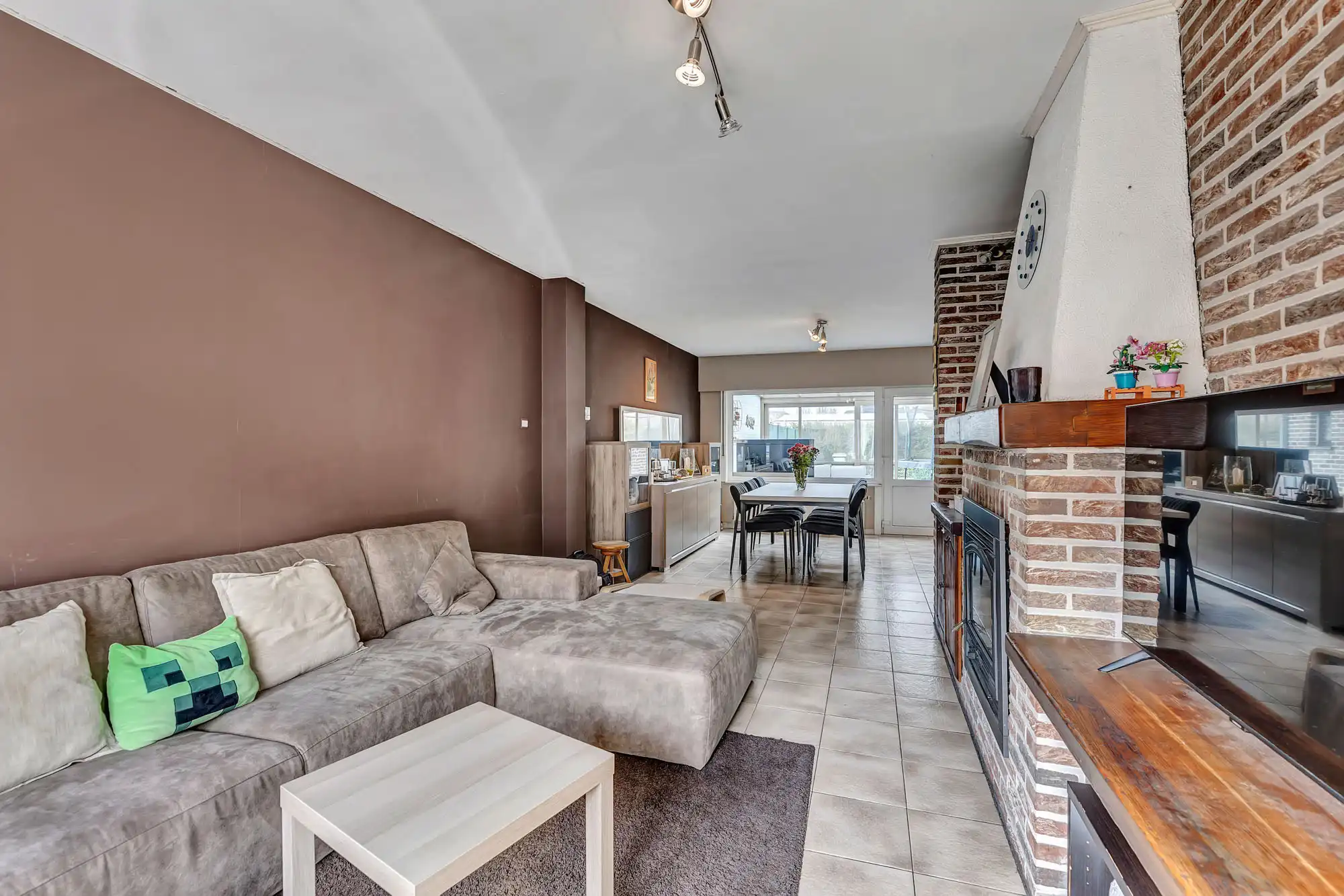 Gezellige gezinswoning met veranda, tuin en garage te koop foto 3