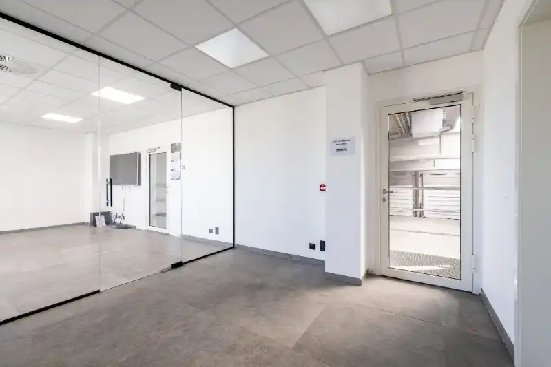 Moderne bedrijfsruimte met kantoren, showroom en loods in Bellegem (bedrijventerrein Emdeka) foto 19