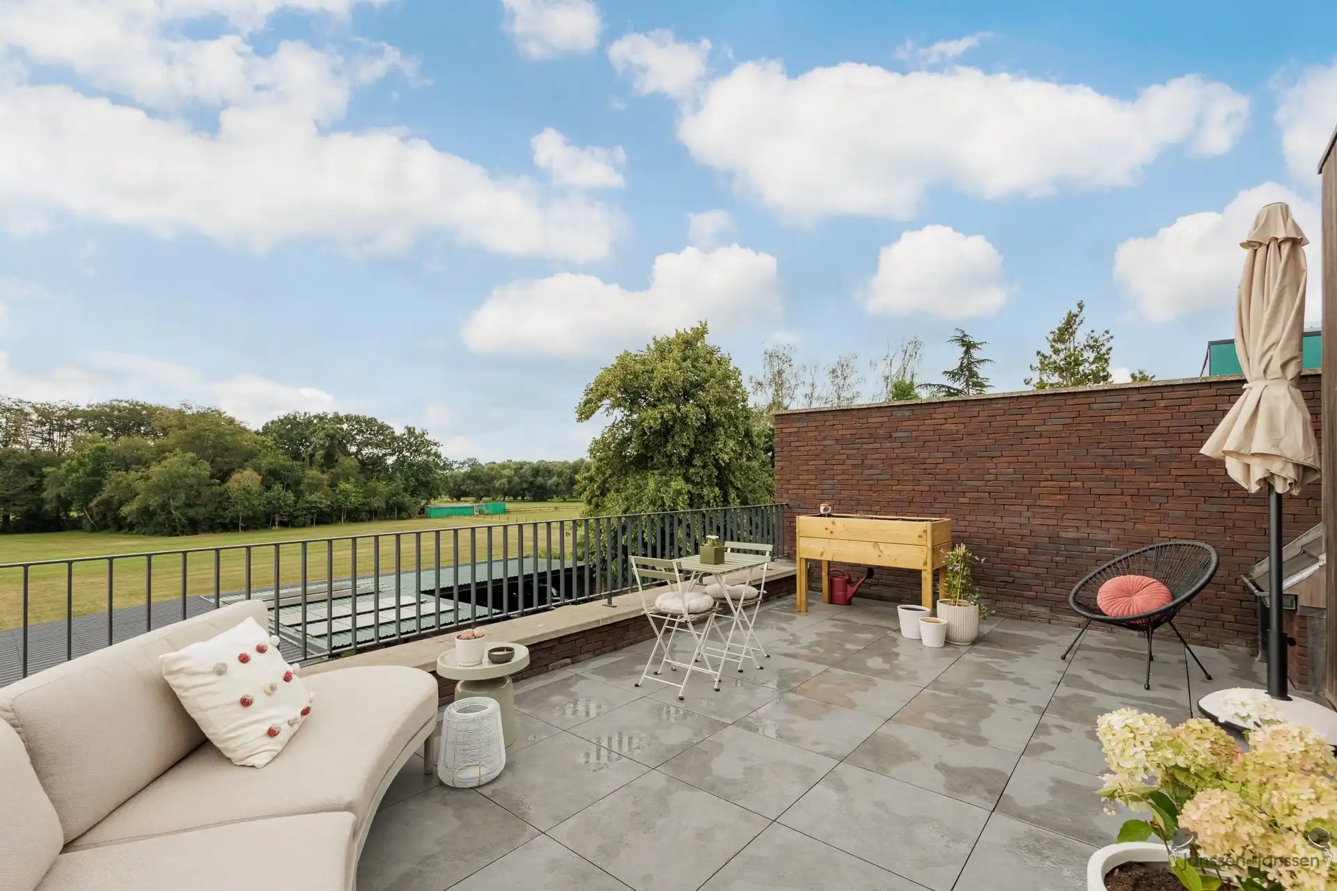 Mooi appartement met schitterend uitzicht en groot terras en parkeerplaats foto 14
