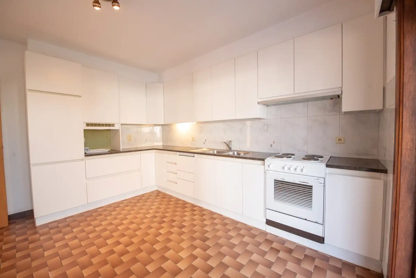 Praktische woning met 3 slaapkamers, garage, veranda en leuke tuin in centrum Wontergem foto 4