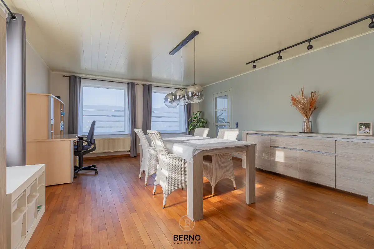 Ruime halfopen bebouwing met bijgebouw foto 4