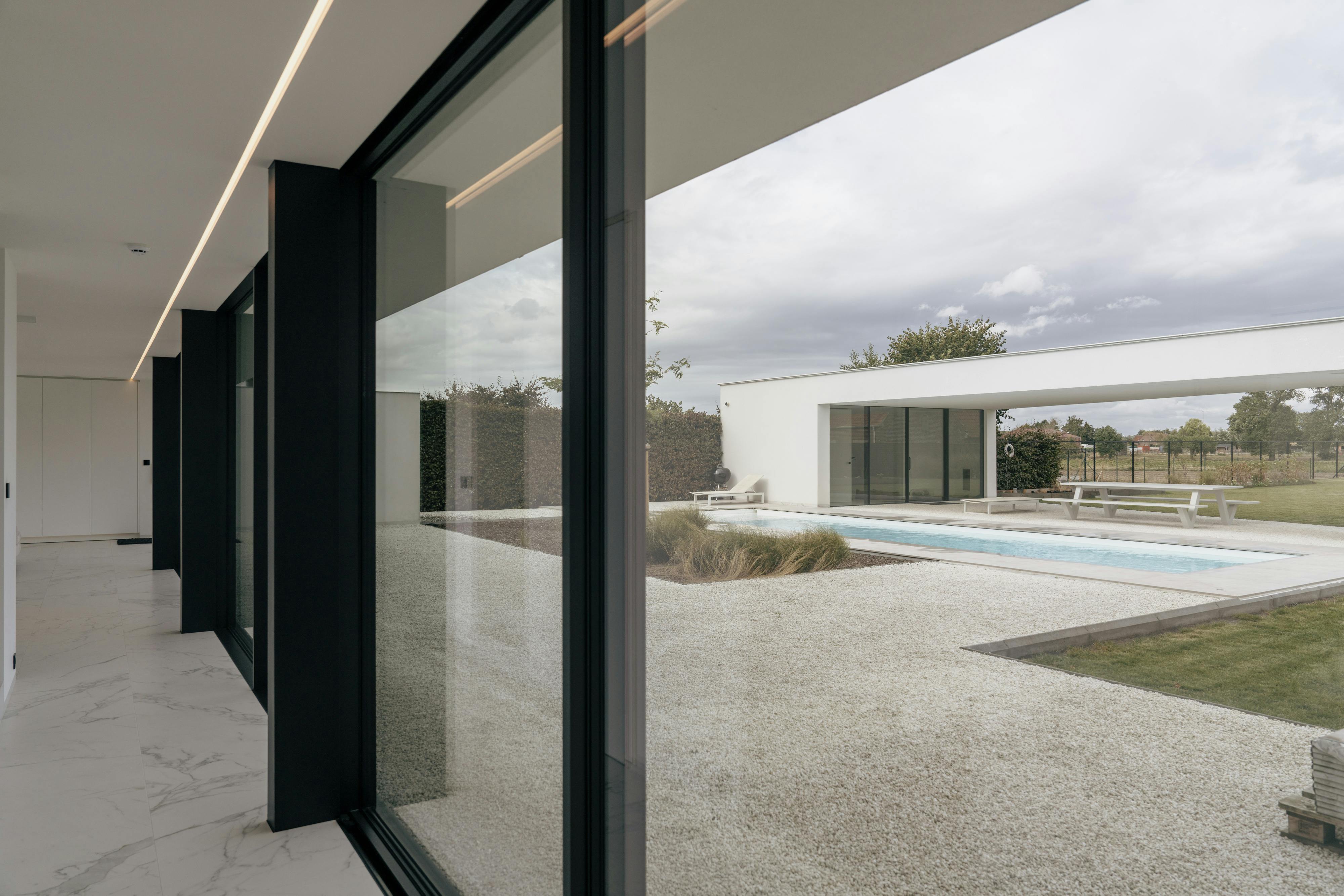Hypermoderne strakke villa met zwembad nabij Roeselare foto 7