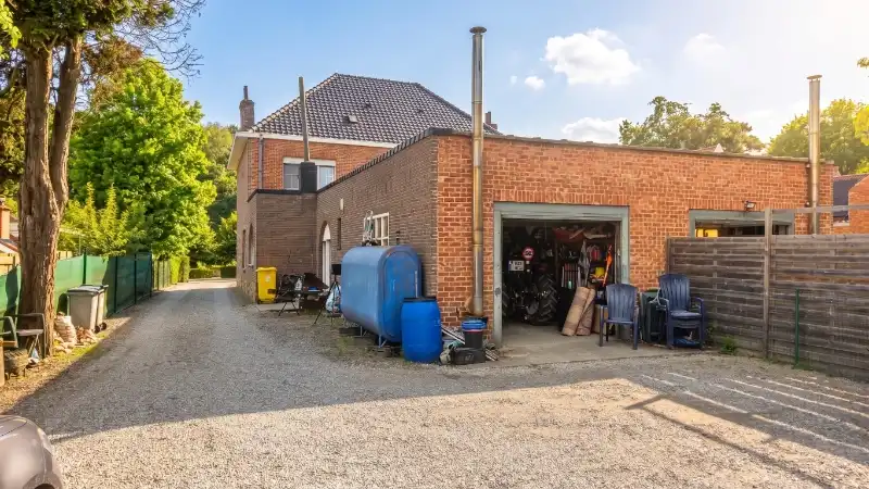 Woning van 197m² op een perceel van 8 are foto 2