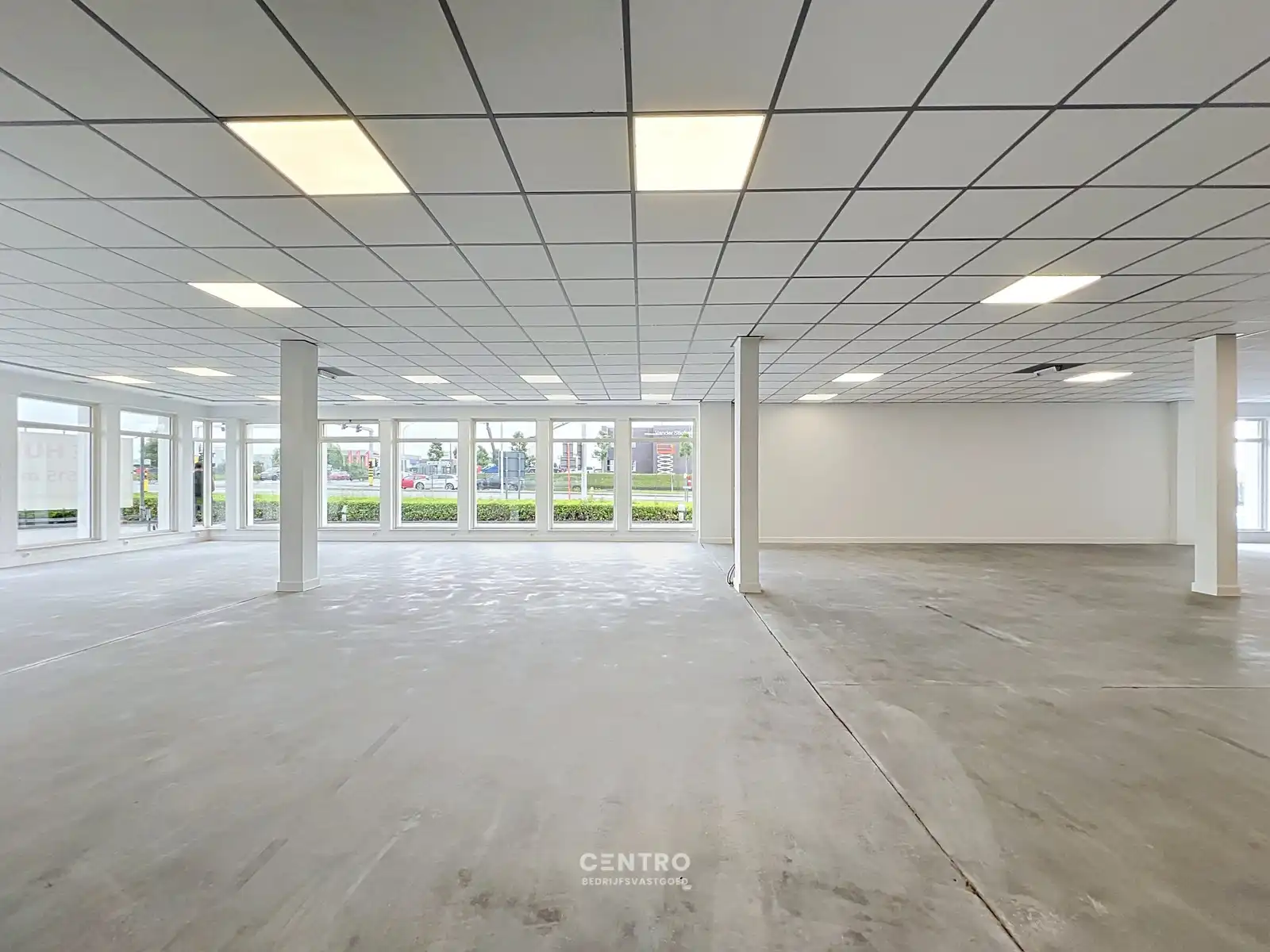 Schitterend gelegen KANTOOR/WINKELRUIMTE (AAA-locatie met TOP visibiliteit !) te Roeselare. foto 12