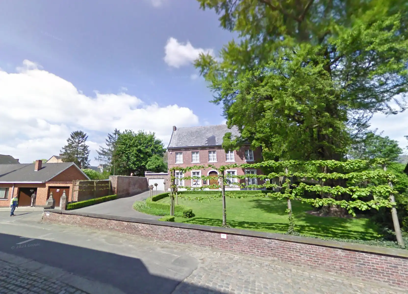 Zeldzame pastorie met monumentale tuin en commerciële potentie foto 2