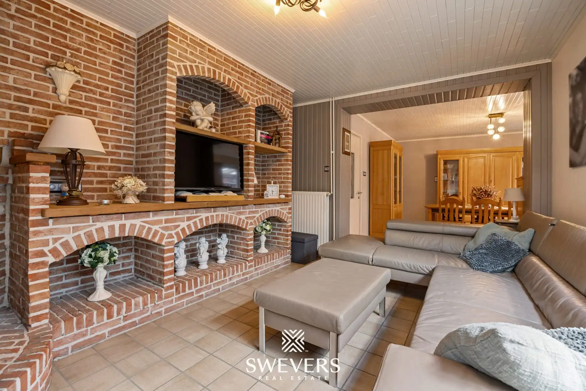 Ruime gezinswoning met vijf slaapkamers, 239 m² bewoonbare oppervlakte en zonnige tuin  foto {{pictureIndex}}