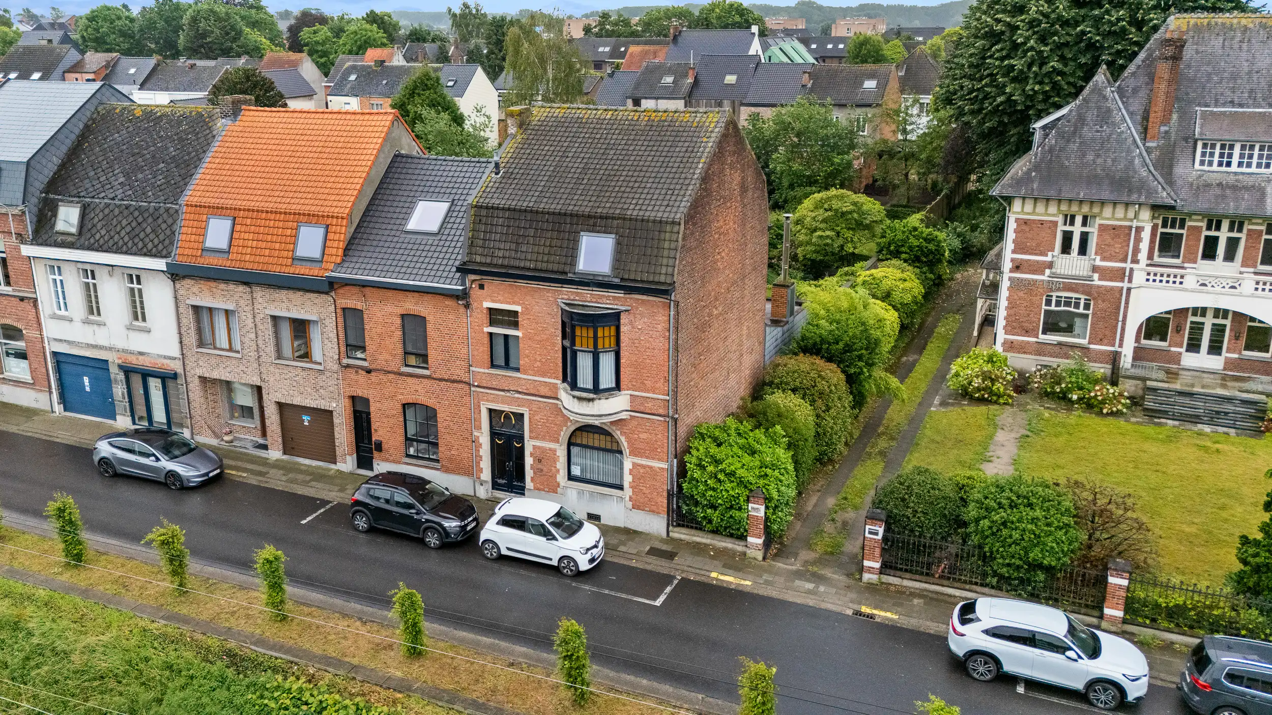 Karaktervol herenhuis (4 slpk) met diepe tuin te Wetteren foto {{pictureIndex}}