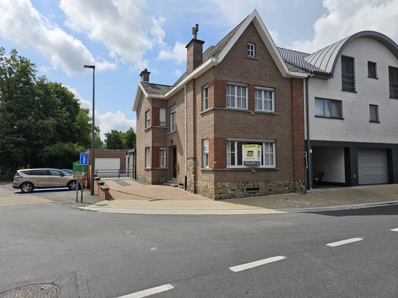 Karaktervolle driegevelwoning met tuin en garage foto 2