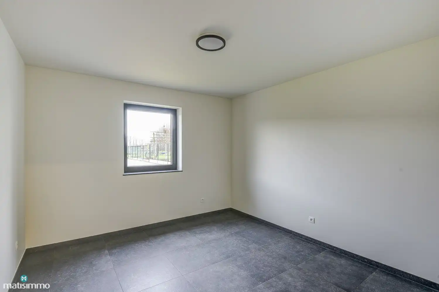 RUIM NIEUWBOUW APPARTEMENT MET 2 SLAAPKAMERS, TERRAS, GARAGE, AUTOSTAANPLAATS EN KELDERBERGING TE BEVERST foto 13