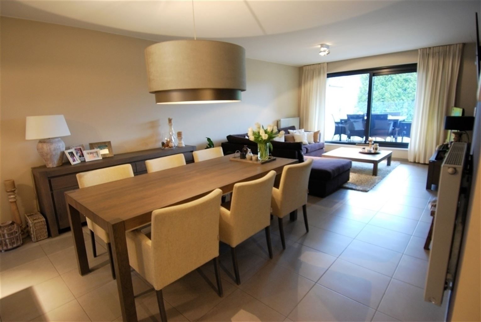 Gezellig appartement met 2 slaapkamers, 2 terassen, autostaanplaats en kelderberging in het centrum van Maaseik. foto {{pictureIndex}}