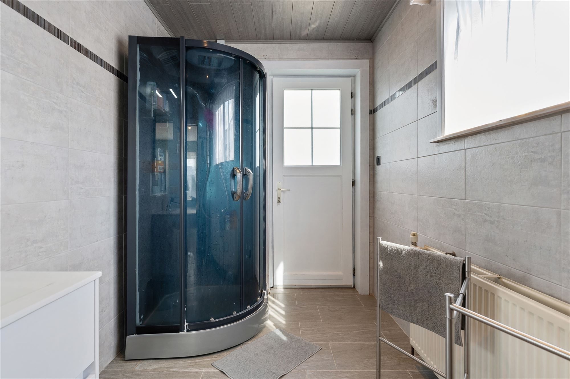 ZEER RUIME EN RECENT GERENOVEERDE WONING OP EEN PERCEEL VAN 2367m² UITGERUST MET EEN VERGUNDE PAARDENSTAL EN ACHTERLIGGENDE WEIDE foto 16