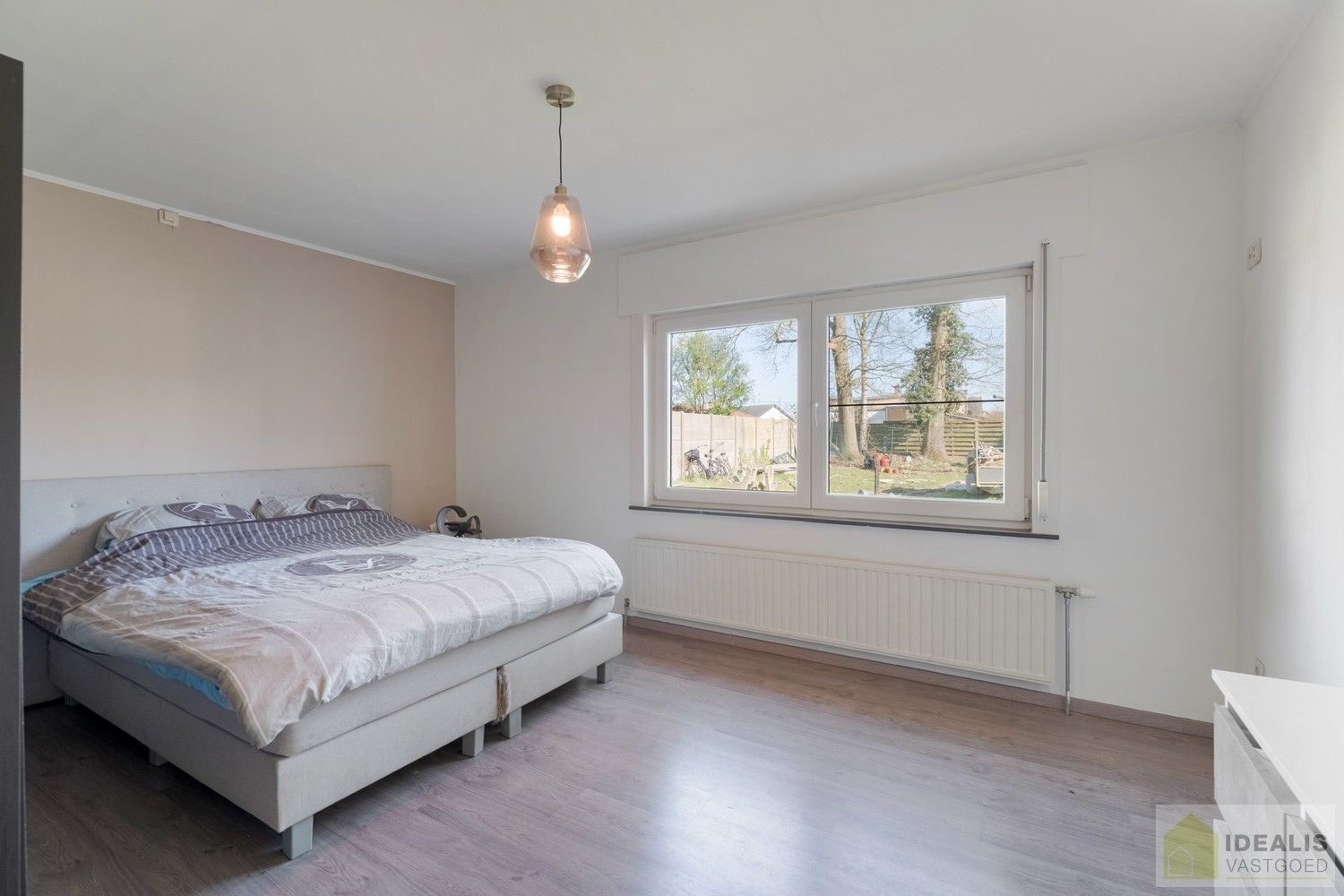 IDEALIS VASTGOED - CHARMANTE INSTAPKLARE GEZINSWONING MET EEN LICHTRIJKE LEEFRUIMTE, MODERNE OPEN KEUKEN MET KOOKEILAND, 3 RUIME SLAAPKAMERS EN BADKAMER. DE WONING IS GELEGEN OP EEN PRACHTIG PERCEEL VAN 12A 68CA! Deze knappe bungalow omvat een aangename 140m² bewoonbare oppervlakte met een lichtrijke woonkamer met aansluitend een moderne open keuken met kookeiland (voorzien van alle comfort), 3 ruime slaapkamers en een badkamer. De woning biedt verder een kelderverdieping en een zeer ruime tuin. Een unieke kans voor kandidaten op zoek naar een instapklaar huis voorzien van alle faciliteiten op een hele fijne locatie tussen de centra van Oudsbergen, Bree en Peer! foto 18