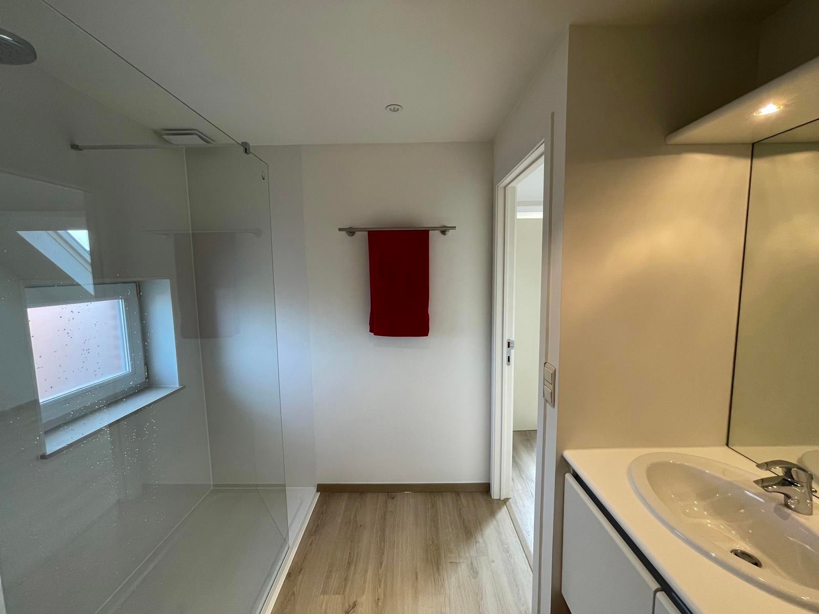 ERONDEGEM - Gerenoveerd duplexappartement met ruim terras. foto 11