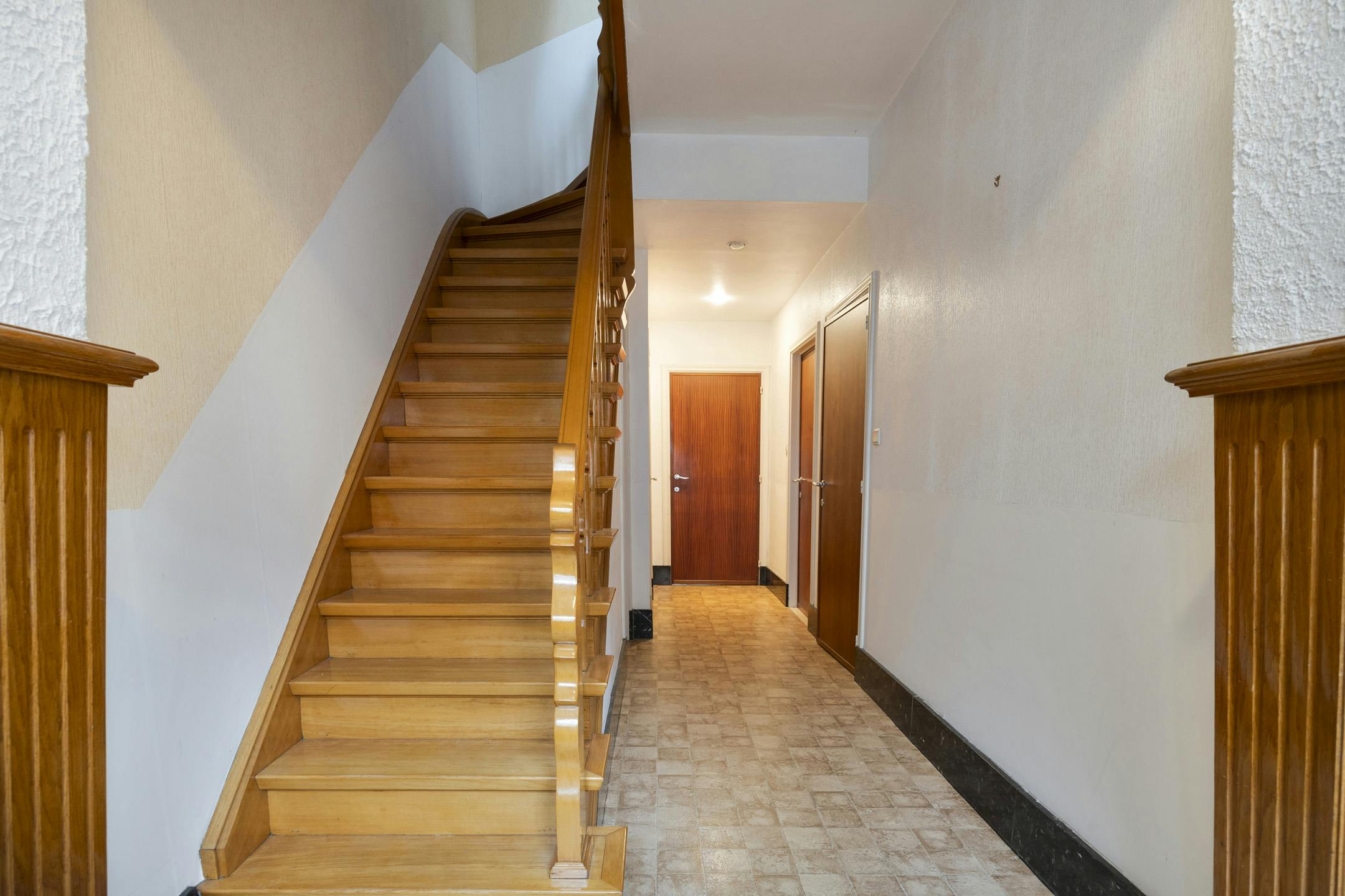 Ruim huis te koop Merksem met garage en zonnige tuin foto 3