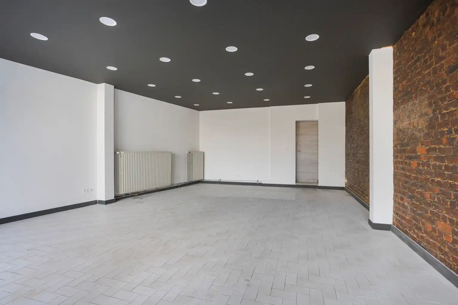 Handelspand te Zellik gelegen op drukke steenweg foto {{pictureIndex}}