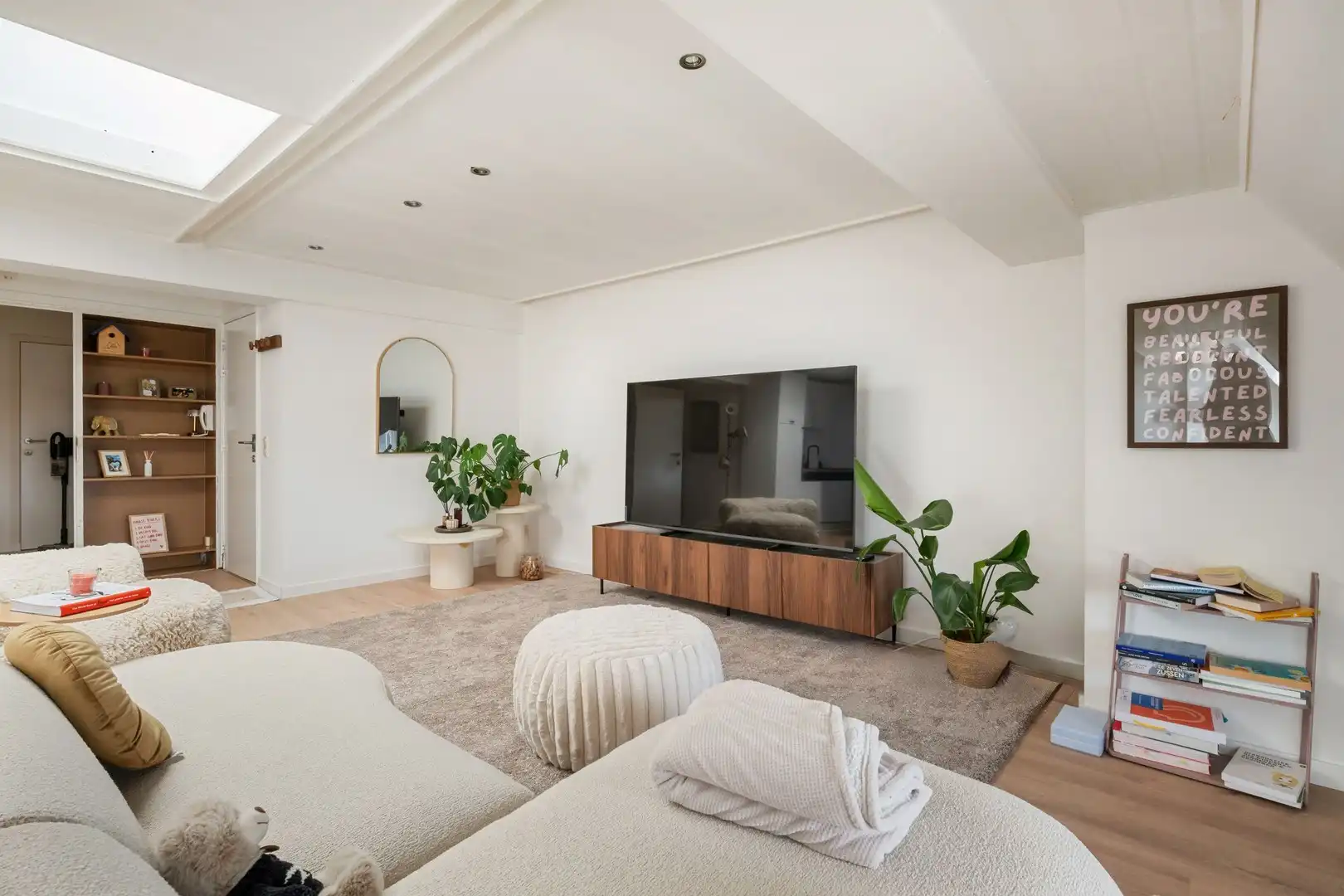 Verrassend ruim volledig opgefrist appartement in hartje Kortrijk met 1 slaapkamer foto 3