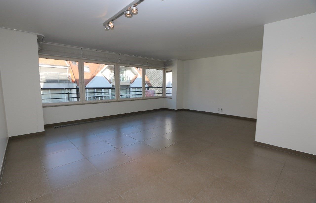 Ongemeubeld - Prachtig woonappartement (120m²) met staanplaats in het gebouw, nabij de Lippenslaan. foto 5