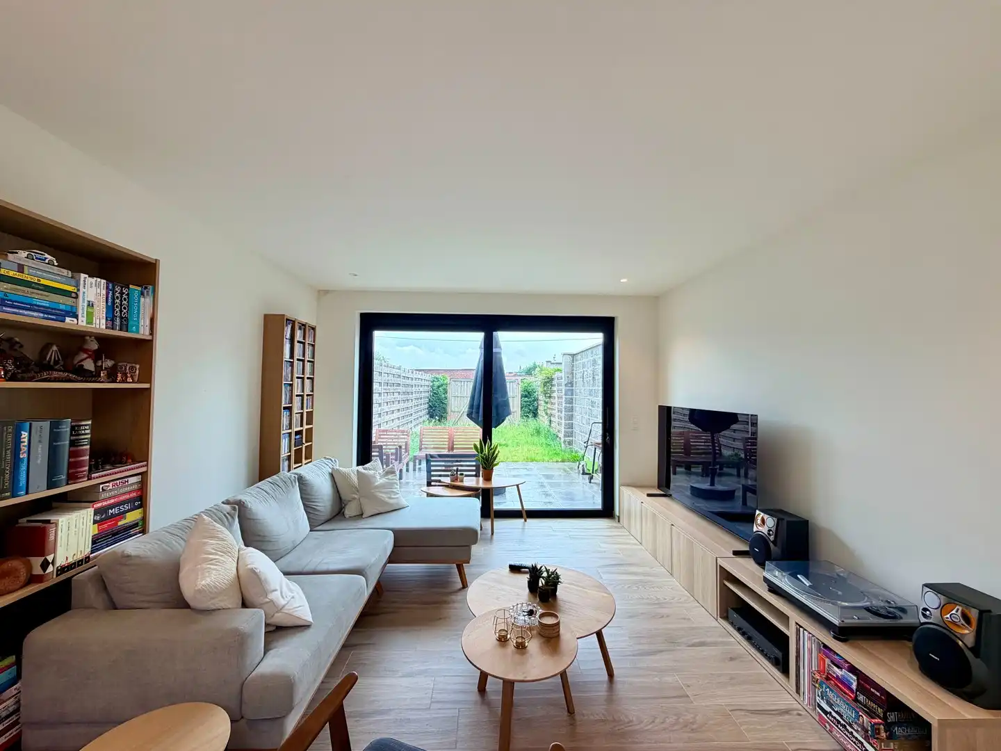 Gerenoveerde woning met drie slaapkamers & autostaanplaats te Roeselare! foto 4