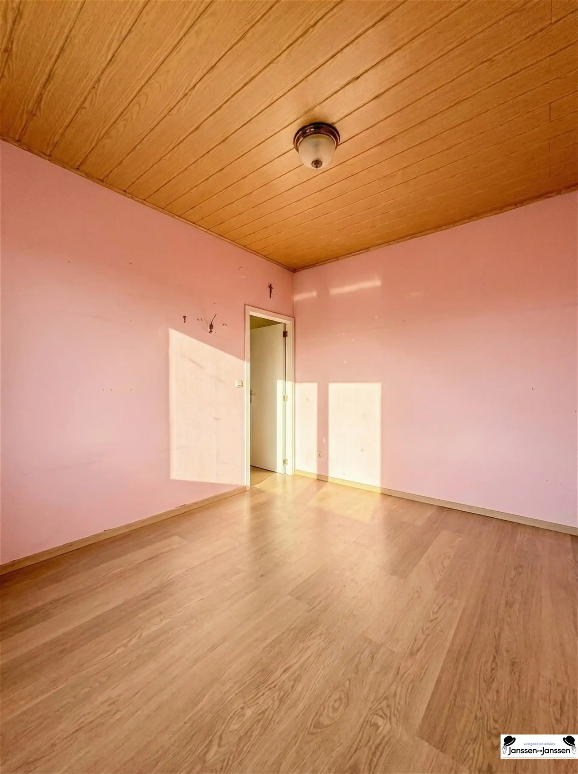 Ruime woning met 3 slaapkamers en aparte garage foto 12