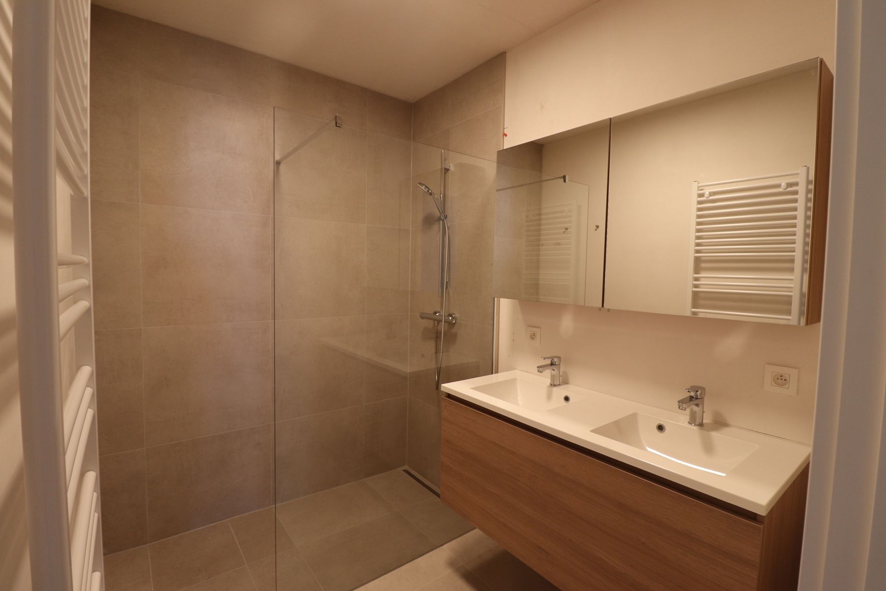 Prachtig nieuwbouwappartement met 2 slaapkamers, terras, autostaanplaats en berging. foto 6