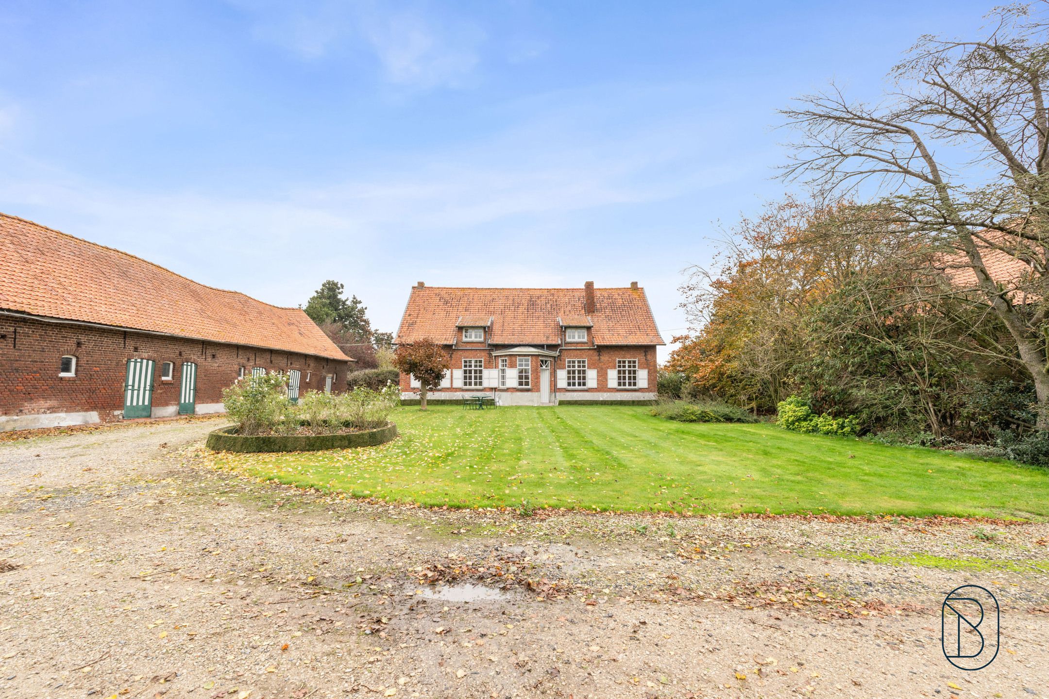 Unieke charmante vierkantshoeve op 1 hectare grond te Ieper foto 5