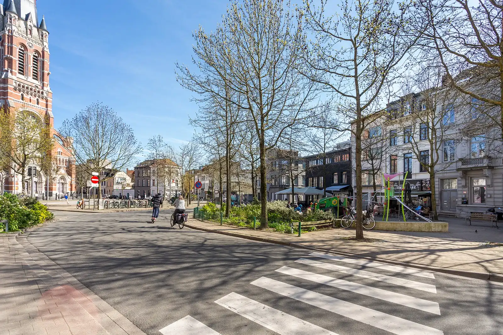 Ruim en licht appartement met 2 slaapkamers foto 24