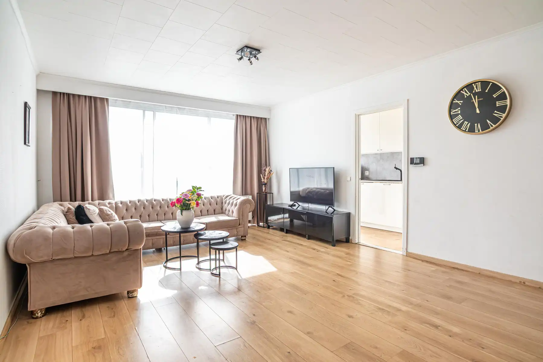 Ruim 2-slaapkamer appartement met garage en potentieel foto 6