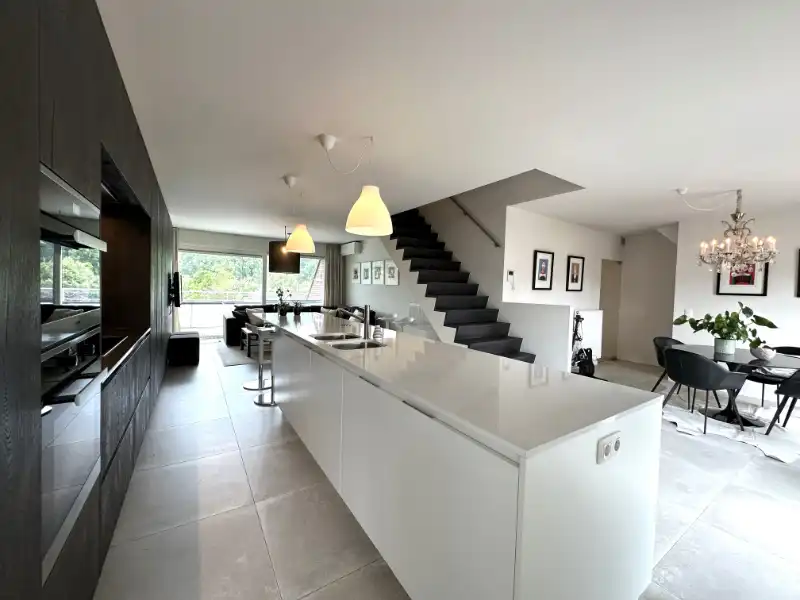 Energiezuinige duplex met prachtig zicht inclusief afgesloten garage en berging. foto {{pictureIndex}}