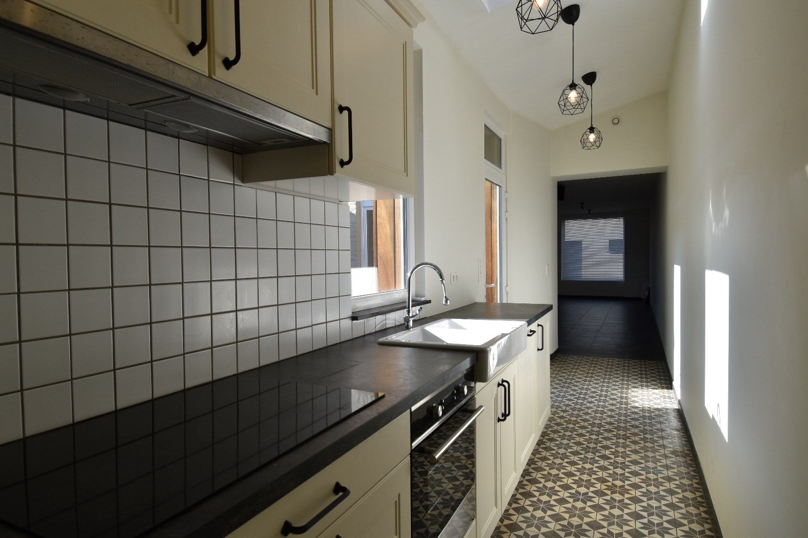 Energiezuinige (label B!) gezinswoning met praktijkruimte, 3 slaapkamers en tuin te koop in hartje Bellegem foto 3