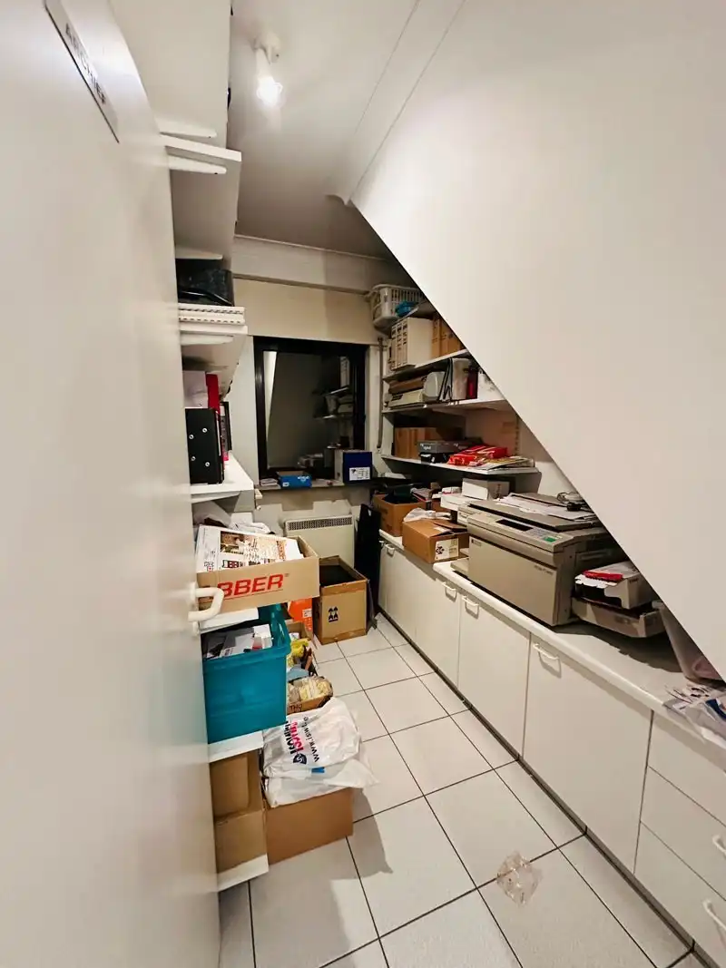 Ruim magazijn met kantoren met veel potentieel te Kuringen foto 10