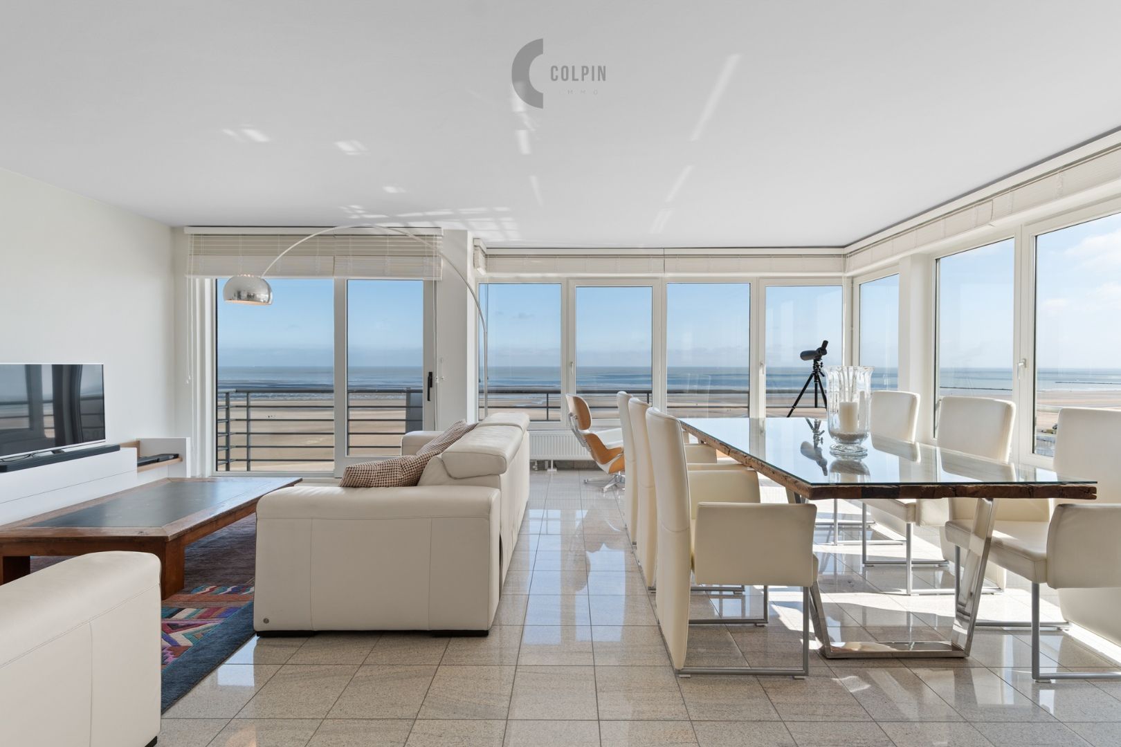 Fenomenaal hoekappartement met panoramisch zeezicht. foto 3