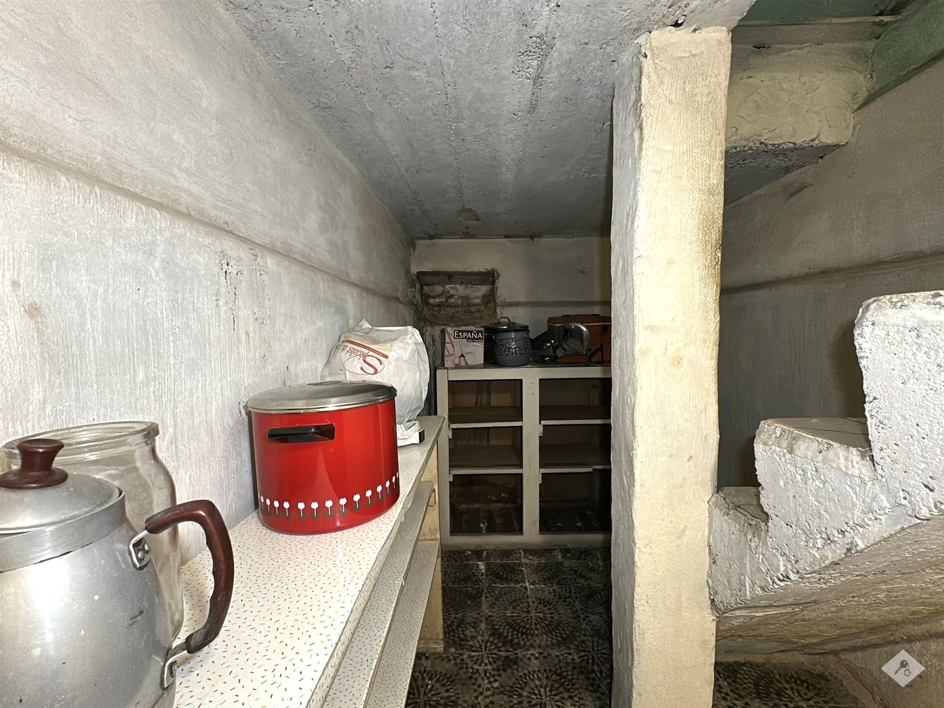 Charmante op te frissen woning met veel potentieel foto 10