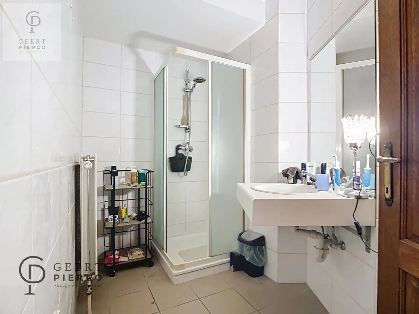 Aan Sint-Anneke 26 bus 101 te Sint-Truiden treffen we dit ruime appartement met drie slaapkamers, twee badkamers en kelder. De centrale ligging (200m van Grote Markt) zorgt voor een optimaal bereik van winkels, station, scholen en eveneens de groene omgeving van de stadsvesten en het stadspark. foto 18