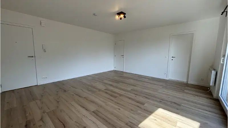Vernieuwd 1-slaapkamerappartment te huur in Sint-Michiels Brugge foto 2