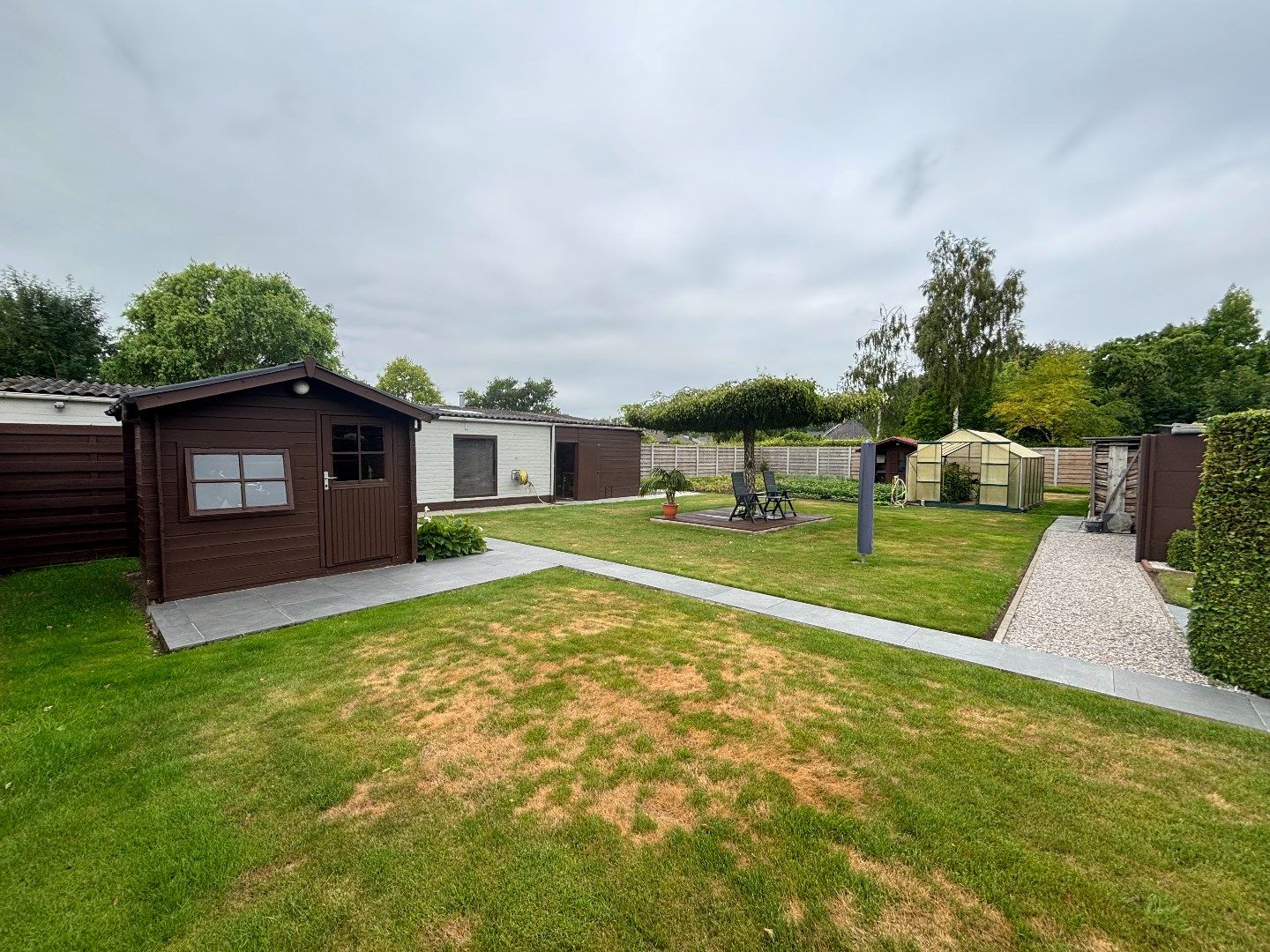 Ruime verzorgde half open woning met tuin en garage. foto 12