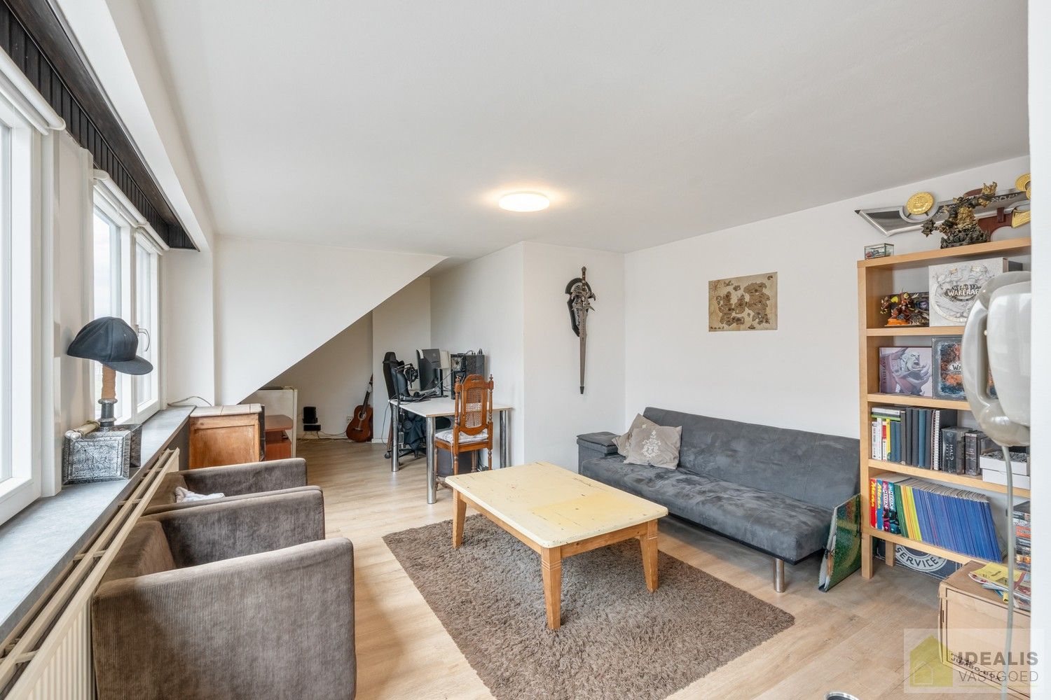IDEALIS VASTGOED - APPARTEMENT PAL IN  HET CENTRUM VAN HAMONT! Dit appartement omvat 60m² netto bewoonbare oppervlakte en is voorzien van een lichtrijke woonkamer met aansluitend een uitgeruste keuken, nachthal, badkamer, slaapkamer en berging!! Zeer geschikt voor kandidaten op zoek naar een instapklaar appartement in het stadscentrum van Hamont! foto 3